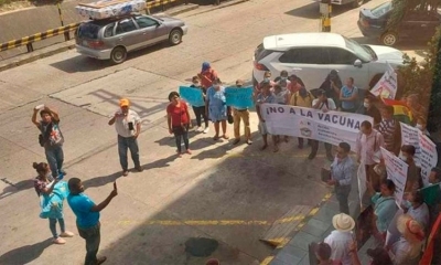 Manifestantes “antivacunas” aparecen durante su protesta en las puertas del diario El Deber de la ciudad de Santa Cruz