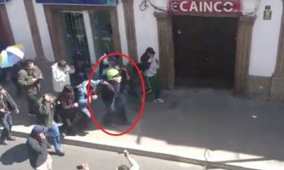 Un grupo de manifestantes agredió al gobernador de Chuquisaca, Esteban Urquizu. Foto: ABI