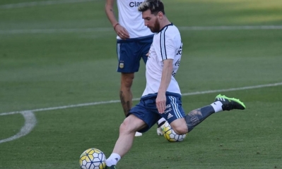  Lionel Messi remata en el entrenamiento de Argentina. AFP