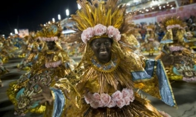  Integrantes de la escuela de samba Beija-flor, durante su desfile por el Sambódromo en el Carnaval de Rio de Janeiro, el 13 de febrero de 2018