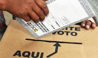 Un ciudadano deposita su voto