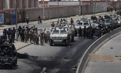 Foto de archivo muestra a policías y militares dispersando a manifestantes que protestaban contra del Gobierno transitorio en Senkata en 2019