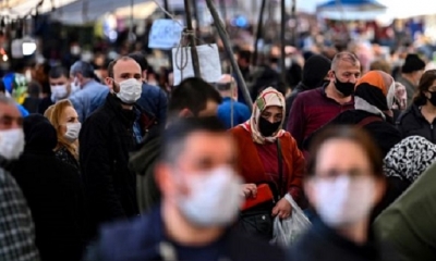 Turcos caminan entre los puestos de un mercado de Estambul utilizando mascarillas como medida de protección ante la COVID-19. | Fuente: AFP