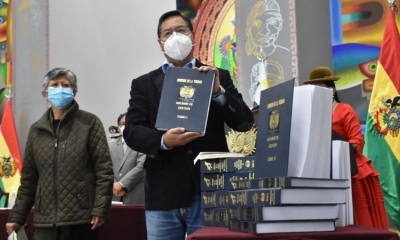 El presidente Luis Arce,con los tomos del informe de la comisión de  la verdad  
