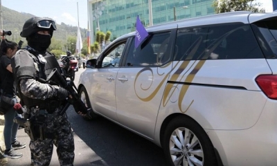   Fotografía de la carroza fúnebre en el cual es trasladado el cuerpo del candidato presidencial Fernando Villavicencio
