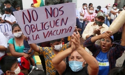 Antivacunas protestan en las puertas de la alcaldía / Foto: Jorge Ibáñez