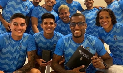 Tavarez, la biblia y sus compañeros de Blooming. Foto: Blooming.