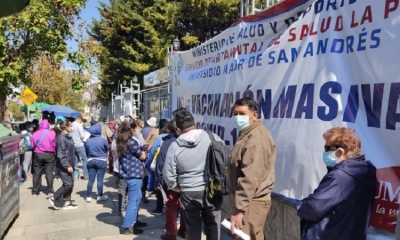 Un grupo de personas en un punto de vacunaicón. Foto: ANF