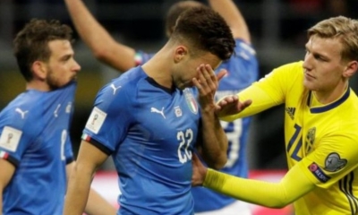 Un jugador itlaiano es consolado por un sueco