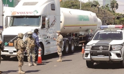 Una de las cisternas con oxígeno en la ciudad de Santa Cruz, antes de partir rumbo a La Paz. / Foto: APG..