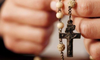 Crucifijos, cuadros y otros símbolos serán prohibidos.Crucifijos, cuadros y otros símbolos serán prohibidos. 