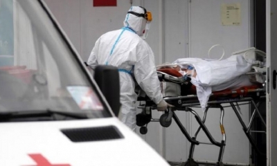 Un trabajador de la salud escolta a un paciente de Covid-19 al complejo hospitalario en el asentamiento de Kommunarka en Moscú, Rusia. | EFE
