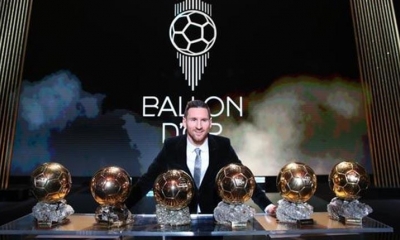 Lionel Messi junto a los balones de oro que ganó. | AFP