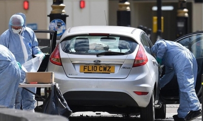 Oficiales forenses examinan el coche que chocó contra las barreras del Parlamento británico en Londres, en el Reino Unido 
