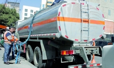 Carros cisternas atendiendo el servicio de traslado de agua