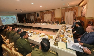 El presidente Evo Morales el vicepresidente y ministros del área asisten a su reunión de rutina con el Alto Mando de la Policía. Foto: ABI