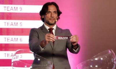 El exfutbolista paraguayo Roque Santa Cruz muestra el nombre de Bolivia en el sorteo de las Eliminatorias. | EFE