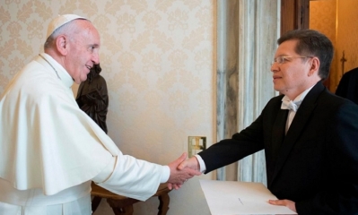 Foto / Archivo : Julio César Caballero, entregando sus cartas credenciales al papa Francisco.