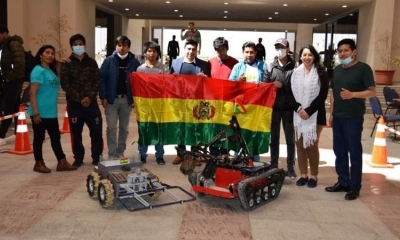 La delegación boliviana en la competencia de robótica en Egipto.