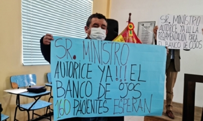 Unos de los pacientes del INO reclama por atención al Ministerio de Salud. Foto: Colegio Médico