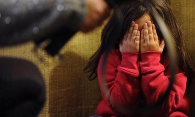 Foto ilustrativa de niña víctima de maltrato.