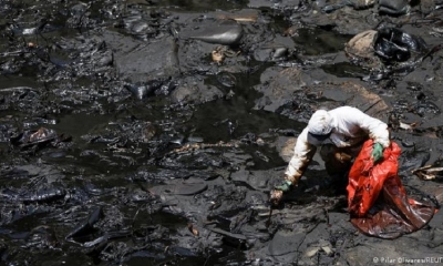 Perú recluta voluntarios para limpiar derrame de crudo en playas.
