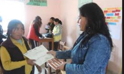 Entrega de certificados a los maestros. 