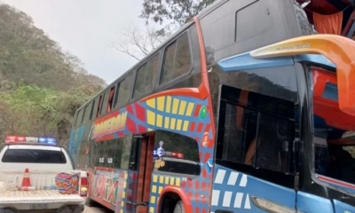 El bus de la empresa Boquerón colisionó contra una peña la madrugada de este sábado.