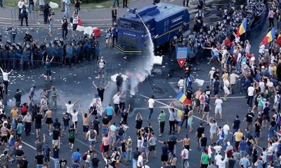 La Policía usa cañones de agua contra manifestantes antigubernamentales en Bucarest, Rumania.