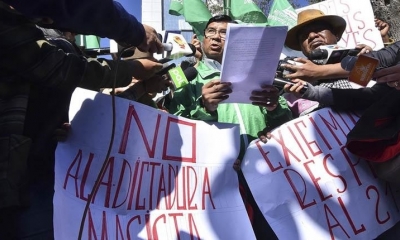 Demócratas realizan una protesta en plaza Murillo en apoyo al alcalde de Cochabamba José Maria Leyes. | APG