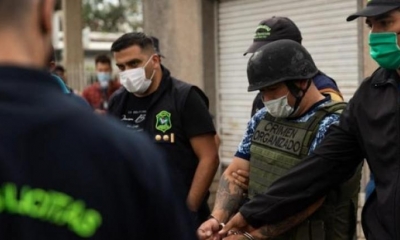 Policías escoltan a un acusado de distribuir cocaína adulterada en Buenos Aires. | AFP