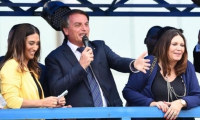 El presidente brasileño, Jair Bolsonaro, pronuncia un discurso ante simpatizantes en Brasilia tras unirse al derechista Partido Liberal.