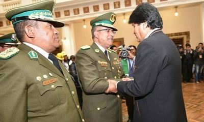 El comandante de la Policía, Faustino Mendoza, junto al presidente Evo Morales, en el cambio de mando.