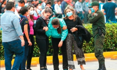 Algunas personas vieron impotentes cómo el fuego provocaba daños en sus tiendas. El lamento fue general. Foto: El Deber