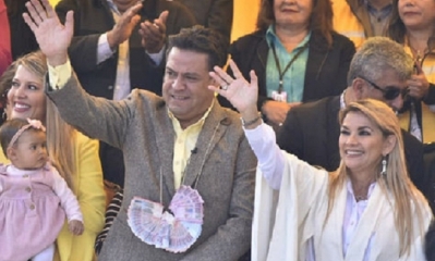El alcalde Luis Revilla y la presidenta Jeanine Áñez durante la inauguración de la Feria de Alasita 2020. Foto: APG