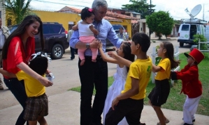 Álvaro García, Claudia Fernández y la pequeña Alba llegaron para compartir con los niños del hogar Padre Alfredo