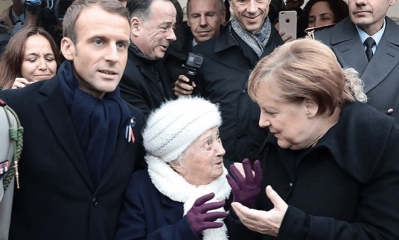 La anciana posó luego con Macron y Merkel para una foto.