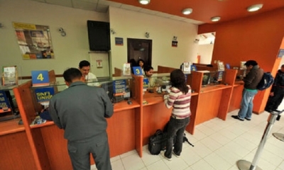 Clientes realizan transacciones en un banco de La Paz. Foto: Archivo-La Razón