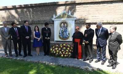 El presidente Evo Morales, el Cardenal Toribio Ticona y una comitiva de la delegación boliviana en la ofrenda floral. Foto: ABI