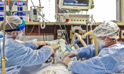 Personal médico atiende a un paciente internado