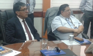 Posesionan a Eduardo Siles como gerente regional de La Paz (IZQ) y a Roberto Durán como gerente de Tarija (DER)/Foto. ABI