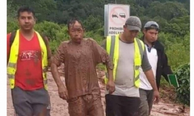 El momento que trabajadores de caminos lo rescataron. Foto: redes sociales.