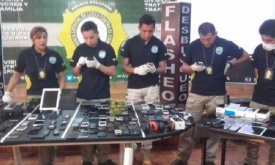 Los celulares fueron exhibidos en la FELCC