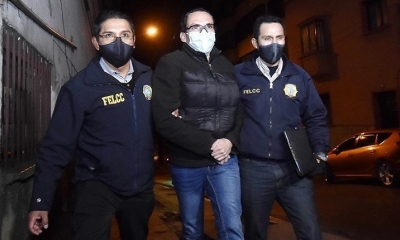 Policías trasladan al cónsul de Bolivia en Barcelona, Alberto Pareja, ayer. | APG