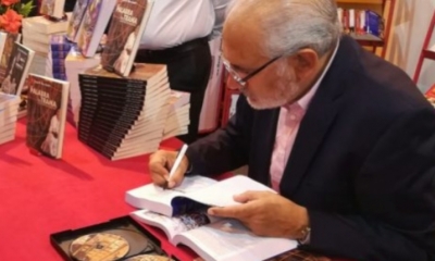Carlos Mesa en una firma de libros. | Foto archivo | Web