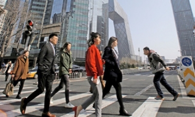 Peatones en una calle del distrito financiero de Pekín, China/Foto. RRSS