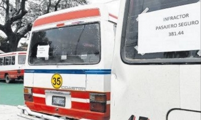 Los microbuses retenidos ayer en el Organismo Operativo de Tránsito. Foto: EL DEBER