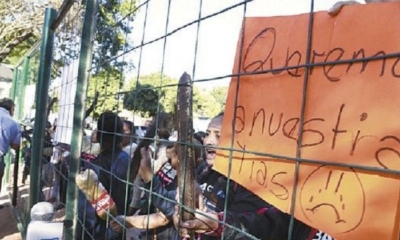 Madres de familia y educadoras protestan fuera de Parques y Jardines. Foto: EL DEBER