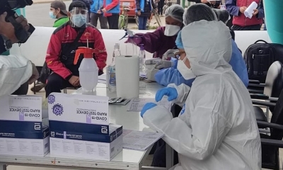 Personas hace fila para las pruebas contra el coronavirus en Cochabamba. Foto: Gobernación de Cochabamba