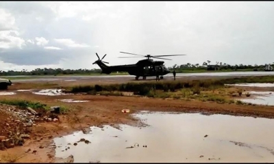 Un helicóptero de Umopar en el aeropuerto de Guayaramerín.